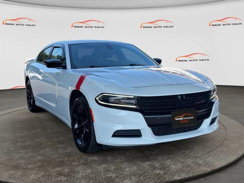 Used 2018 Dodge Charger SXT w/ Blacktop Package RWD image 5