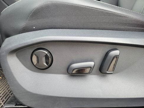 Used 2024 Volkswagen Tiguan SE image 21