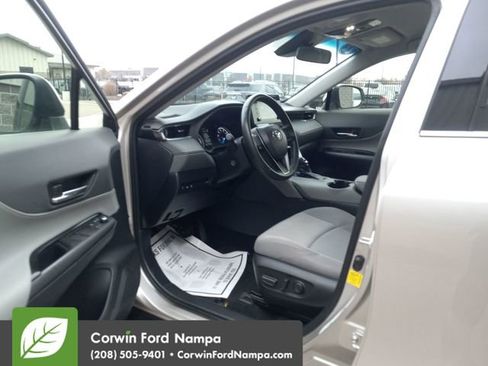 Used 2022 Toyota Venza LE image 9