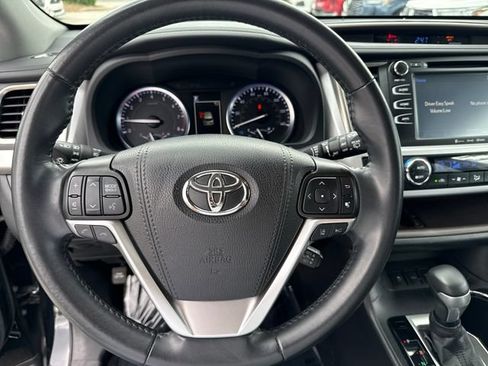 Used 2019 Toyota Highlander XLE AWD/4WD image 16