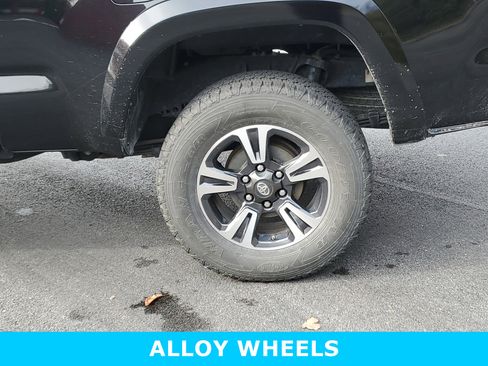 Used 2016 Toyota Tacoma TRD Sport image 9