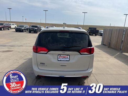 Used 2017 Chrysler Pacifica Touring-L Plus w/ Tire & Wheel Group image 6