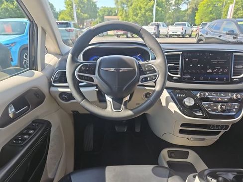 Used 2023 Chrysler Pacifica Touring-L FWD image 13