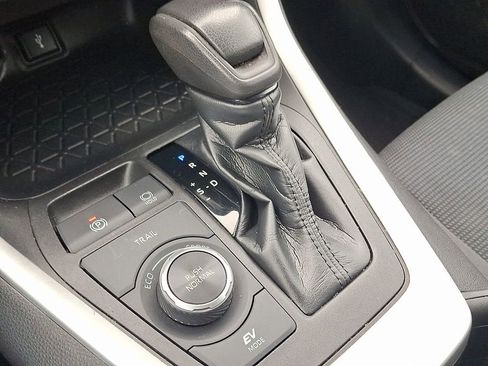 Used 2020 Toyota RAV4 LE image 16