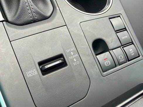 Used 2025 Toyota Highlander XLE image 31