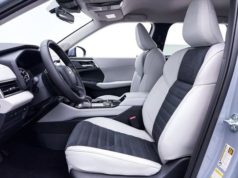 New 2026 Mitsubishi Outlander SE image 10