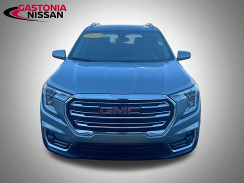 Used 2024 GMC Terrain SLT image 2