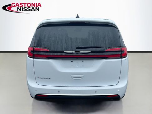 Used 2024 Chrysler Pacifica Touring image 7