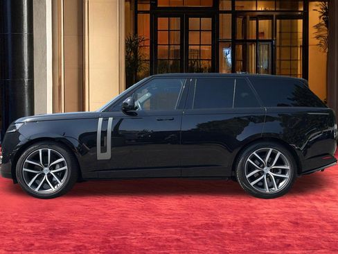 Used 2024 Land Rover Range Rover SE AWD/4WD image 2