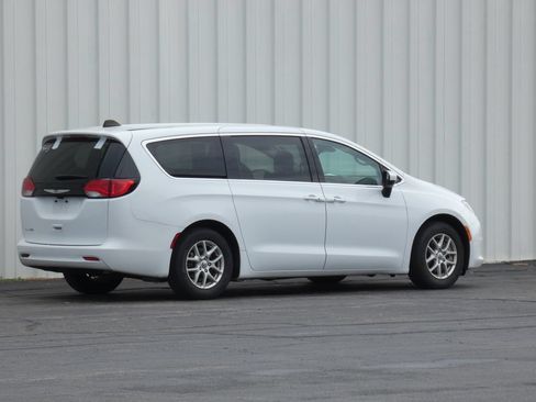 Used 2023 Chrysler Voyager LX FWD image 3
