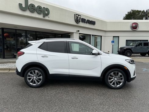 Used 2022 Buick Encore GX Essence w/ Experience Buick Package image 4