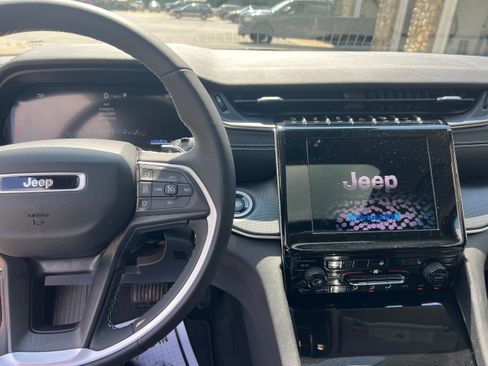 Used 2023 Jeep Grand Cherokee Laredo w/ Luxury Tech Group I AWD/4WD image 15