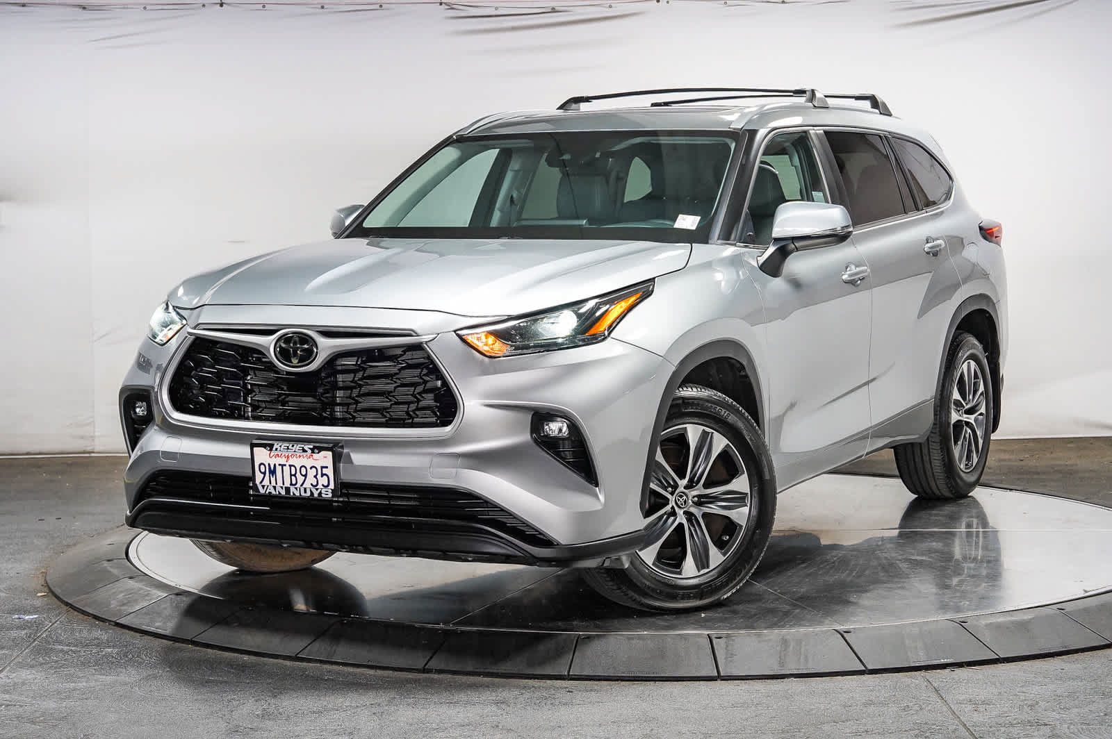 Used 2024 Toyota Highlander XLE AWD/4WD image 1