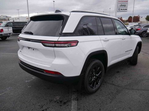 New 2025 Jeep Grand Cherokee Altitude image 20