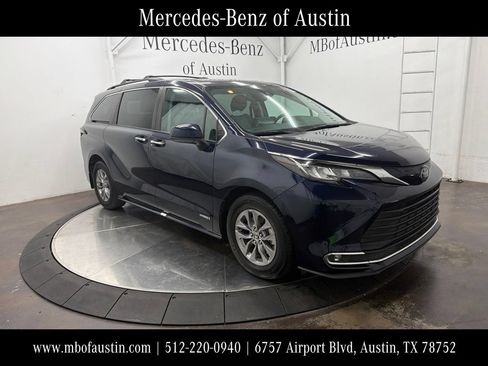 Used 2021 Toyota Sienna XLE FWD image 1