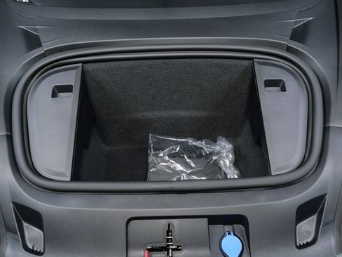 Certified 2025 Porsche Taycan image 34