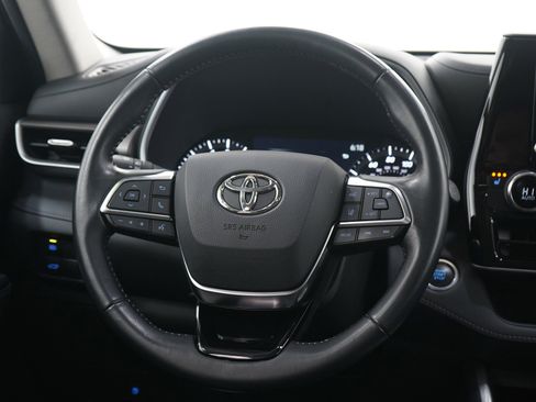 Used 2020 Toyota Highlander XLE image 18