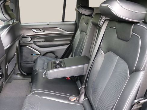 Used 2022 Jeep Grand Cherokee Overland w/ Luxury Tech Group IV RWD image 16