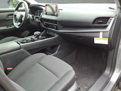 Used 2025 Nissan Rogue S AWD/4WD image 7