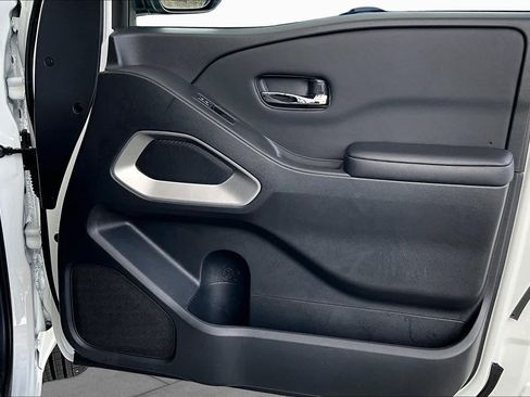Certified 2025 Nissan Frontier SV RWD image 22