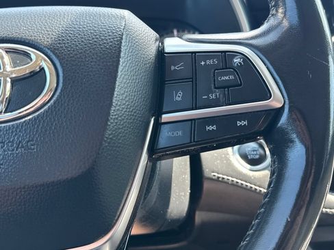 Used 2020 Toyota Highlander XLE AWD/4WD image 22