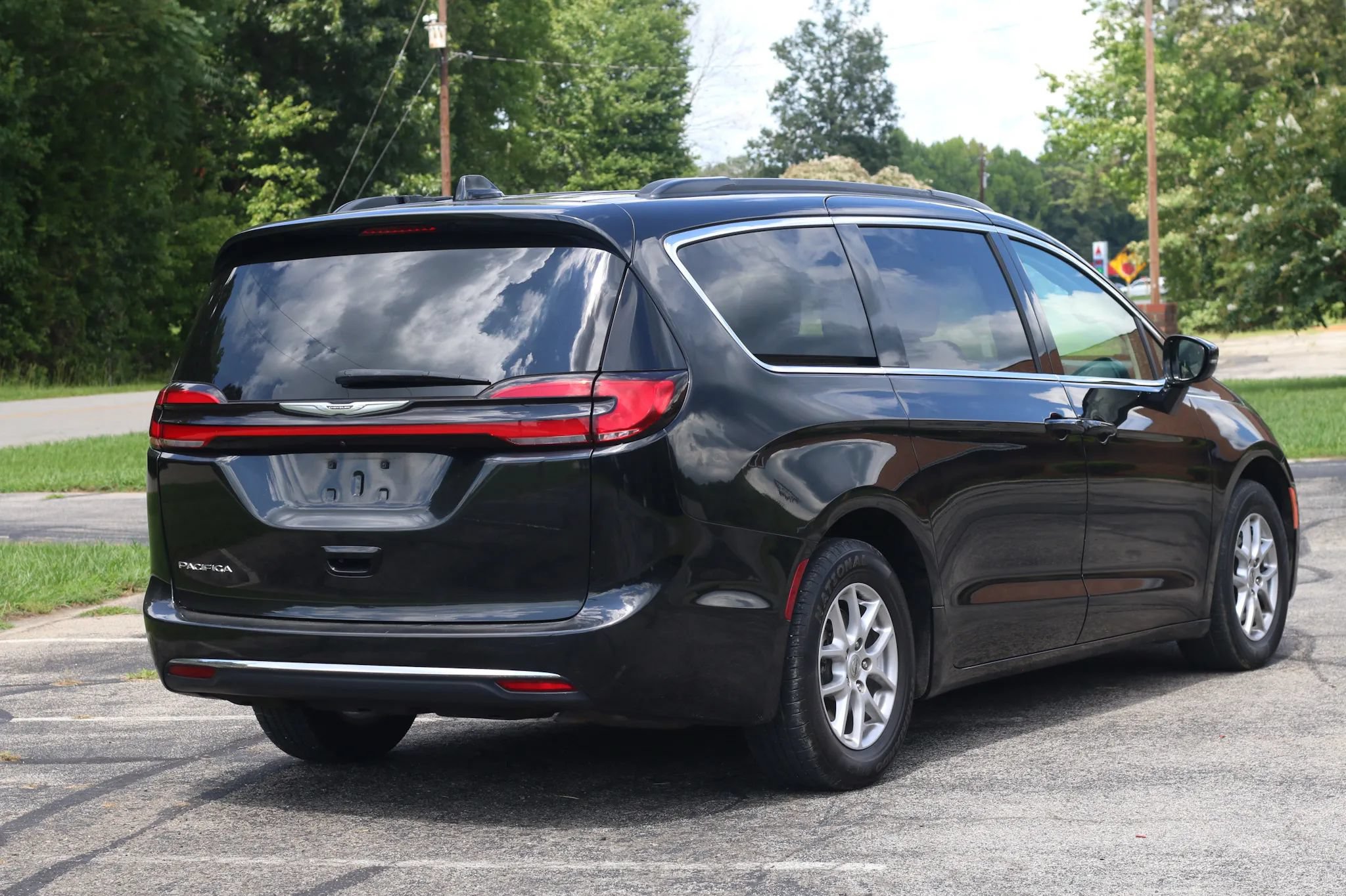 Used 2022 Chrysler Pacifica Touring-L FWD image 4