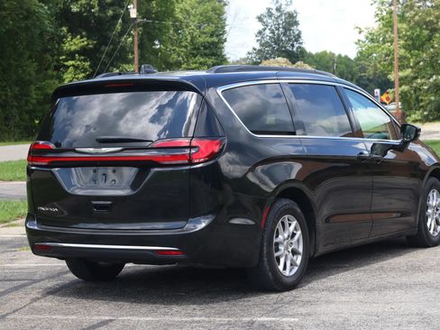 Used 2022 Chrysler Pacifica Touring-L FWD image 4