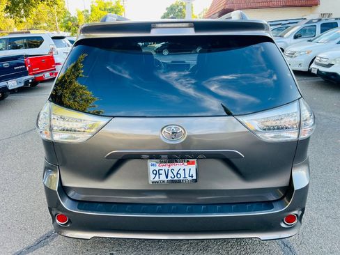 Used 2014 Toyota Sienna SE FWD image 8