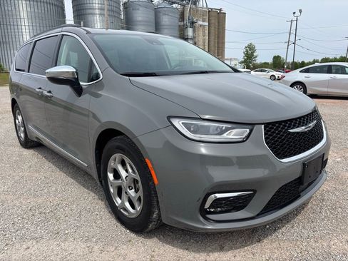 Used 2023 Chrysler Pacifica Limited FWD image 1