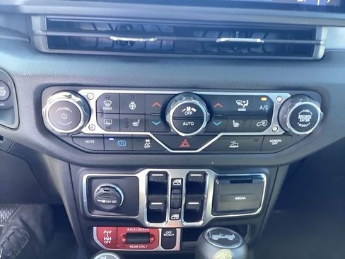 Used 2024 Jeep Wrangler Unlimited image 18