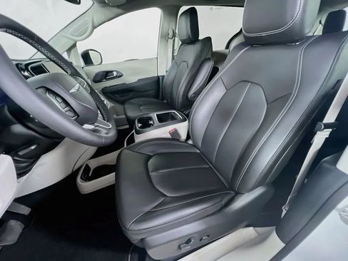 Used 2023 Chrysler Pacifica Touring-L FWD image 21