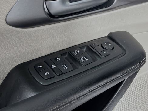 Used 2022 Chrysler Pacifica Touring-L image 17