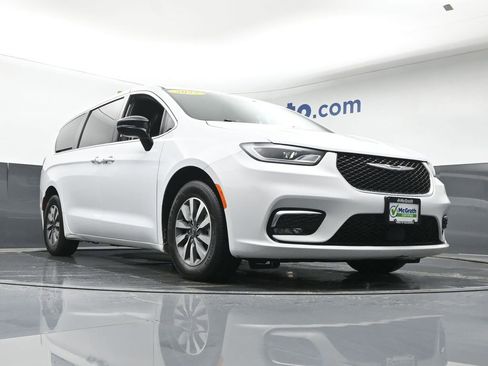 Used 2025 Chrysler Pacifica Select image 26