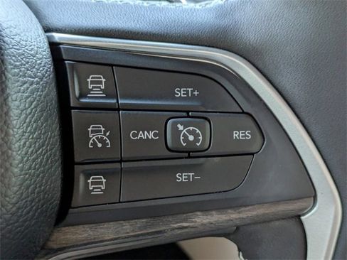 Used 2025 Jeep Grand Cherokee L Limited w/ Luxury Tech Group II image 30