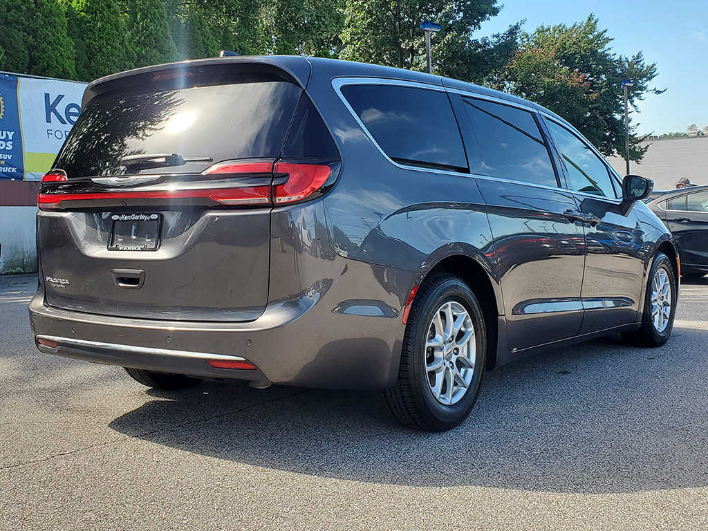 Used 2023 Chrysler Pacifica Touring-L FWD image 5