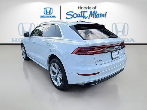 Used 2023 Audi Q8 Premium image 5