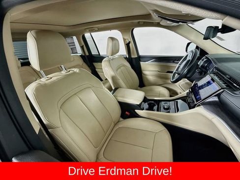 Used 2022 Jeep Grand Cherokee Limited w/ Luxury Tech Group II RWD image 24