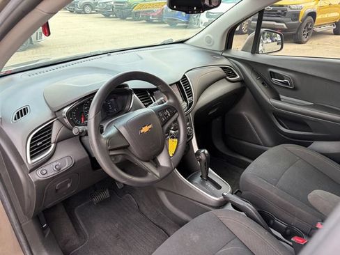 Used 2021 Chevrolet Trax LS FWD image 2