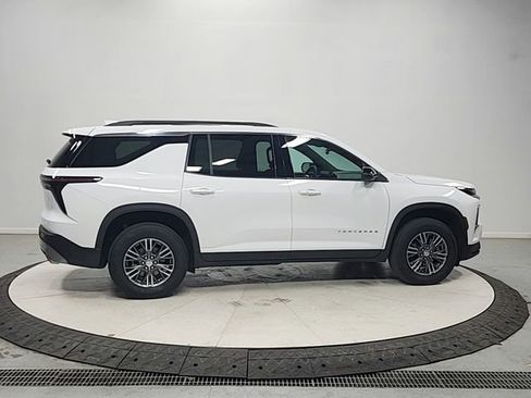 Used 2025 Chevrolet Traverse LT image 8