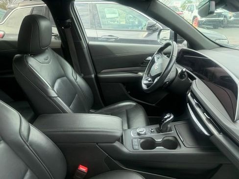 Used 2024 Cadillac XT4 Premium Luxury image 5