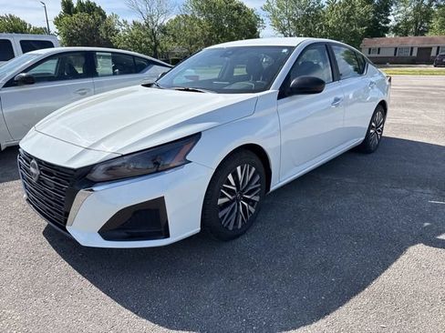 Used 2025 Nissan Altima 2.5 SV FWD image 3