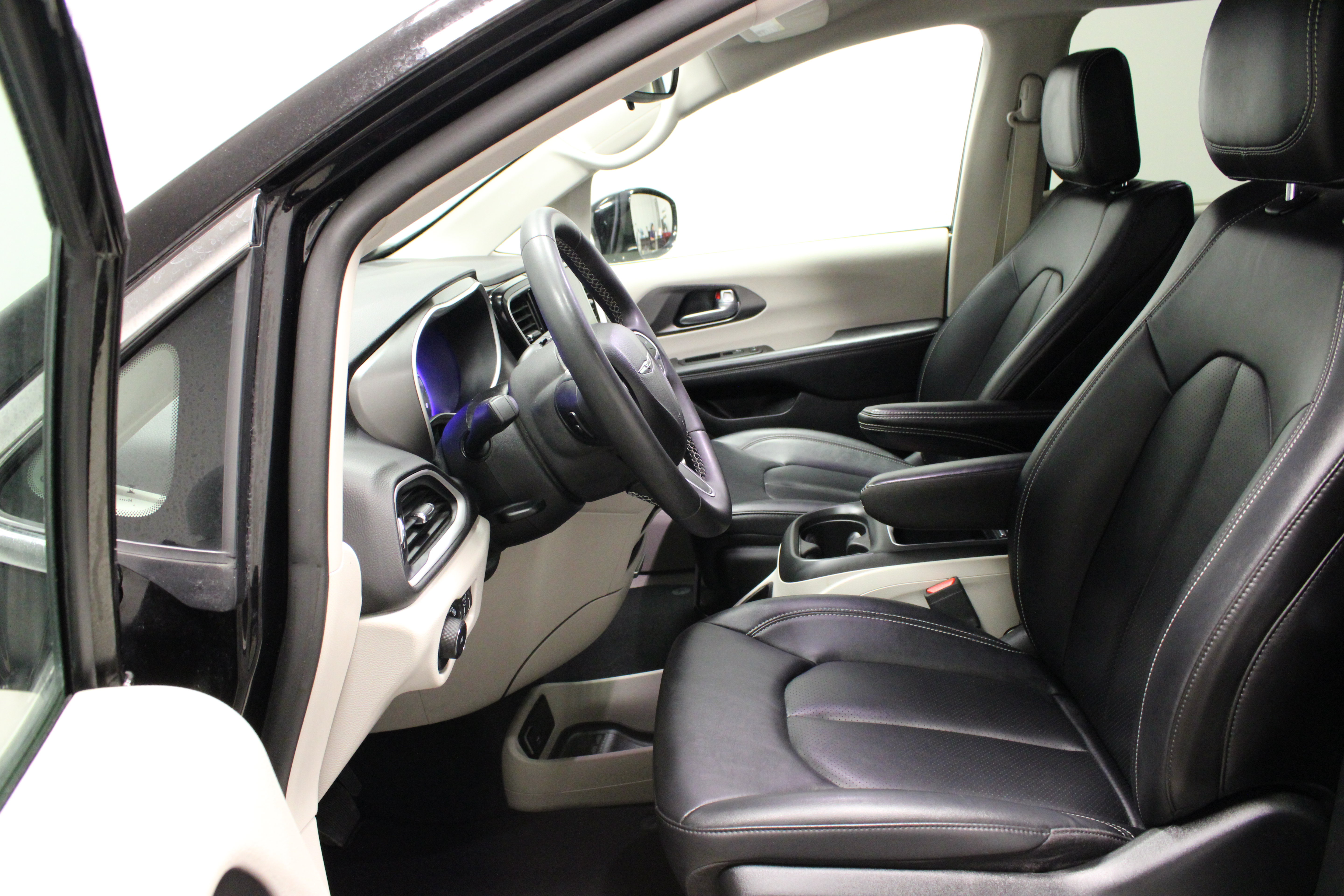 Used 2024 Chrysler Pacifica Touring-L FWD image 18