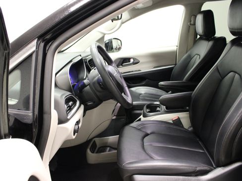 Used 2024 Chrysler Pacifica Touring-L FWD image 18