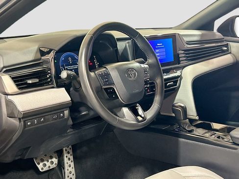 Used 2025 Toyota Camry SE w/ Convenience Package FWD image 7