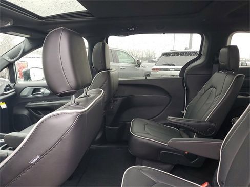 New 2026 Chrysler Pacifica Limited w/ Trailer Tow Group image 10