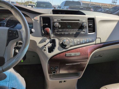Used 2013 Toyota Sienna XLE FWD image 18