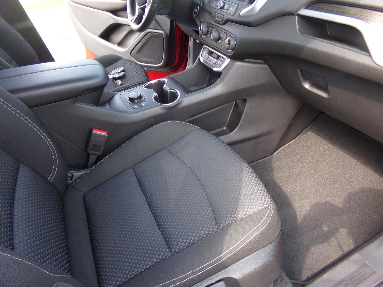 Used 2024 GMC Terrain SLE w/ Driver Convenience Package FWD image 19