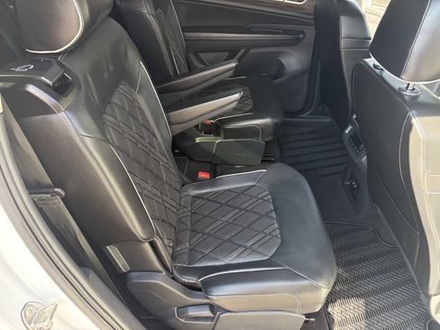 Used 2024 Volkswagen Atlas SEL Premium R-Line image 23