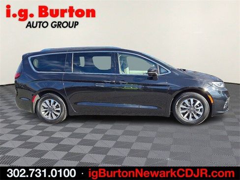 Used 2021 Chrysler Pacifica Touring-L image 7