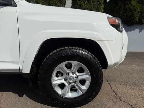 Used 2022 Toyota 4Runner SR5 AWD/4WD image 11
